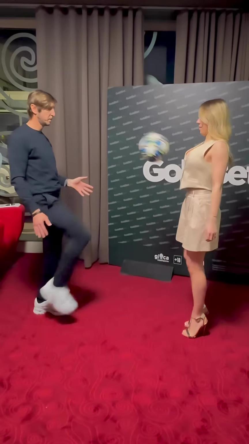 女記者和安布互相顛球有時(shí)太豐滿感覺(jué)也不好顛球啊~