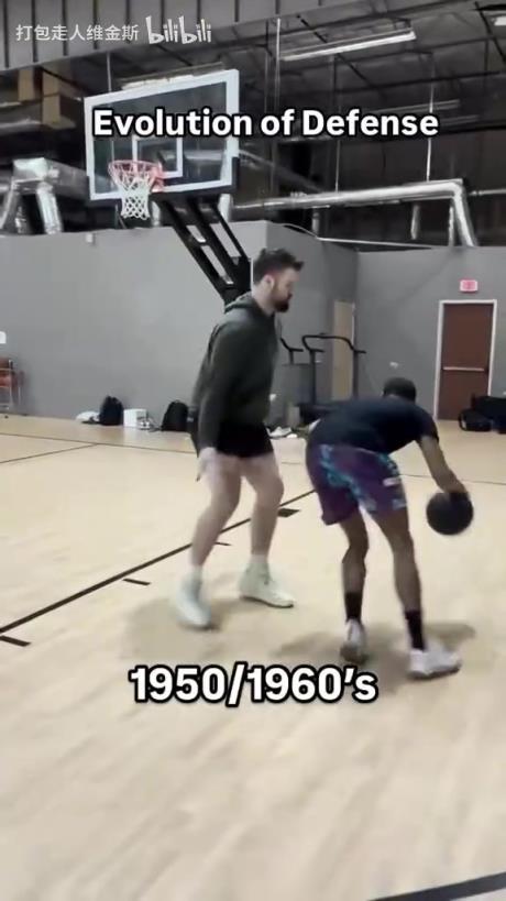 太真實(shí)了！外網(wǎng)網(wǎng)紅惡搞NBA不同時(shí)代的防守尺度變化！